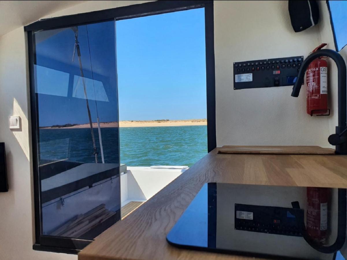 فندق Barco Casa Catamara Sleepandboat فارو المظهر الخارجي الصورة