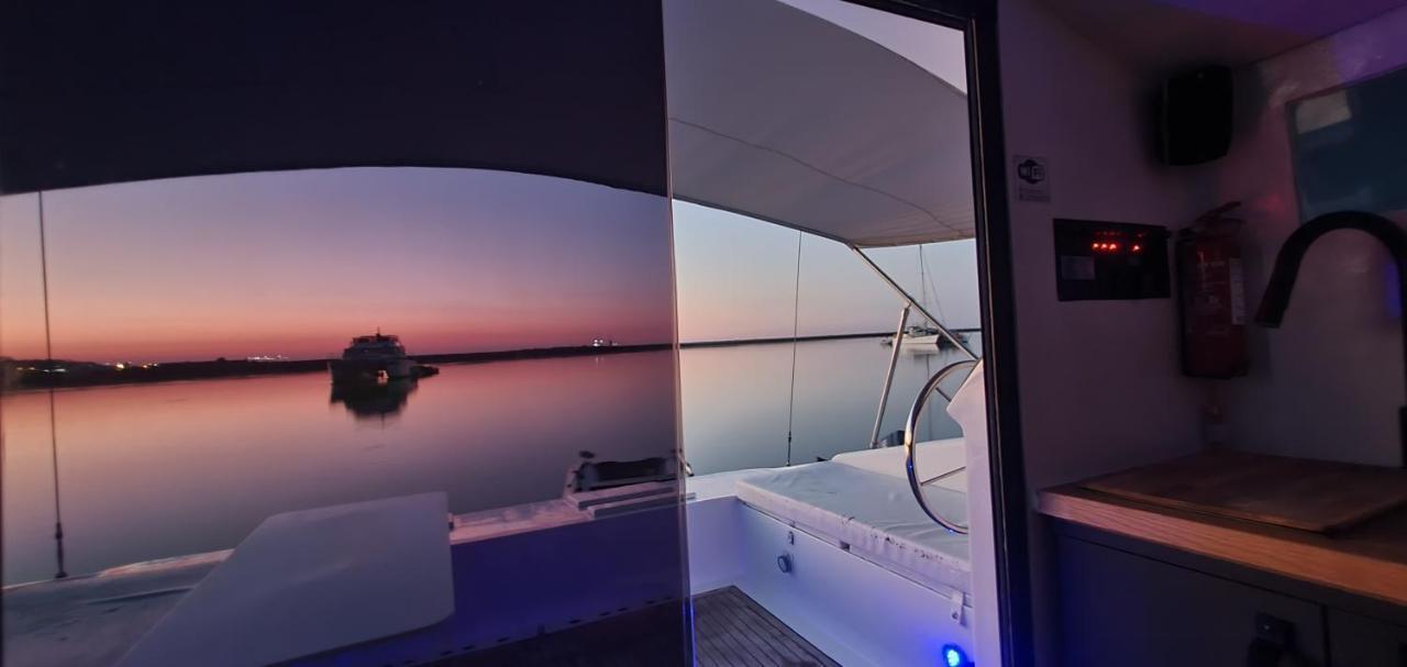 فندق Barco Casa Catamara Sleepandboat فارو المظهر الخارجي الصورة