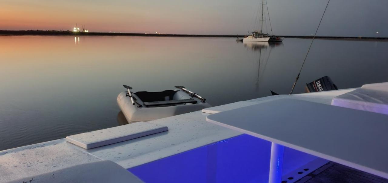 فندق Barco Casa Catamara Sleepandboat فارو المظهر الخارجي الصورة