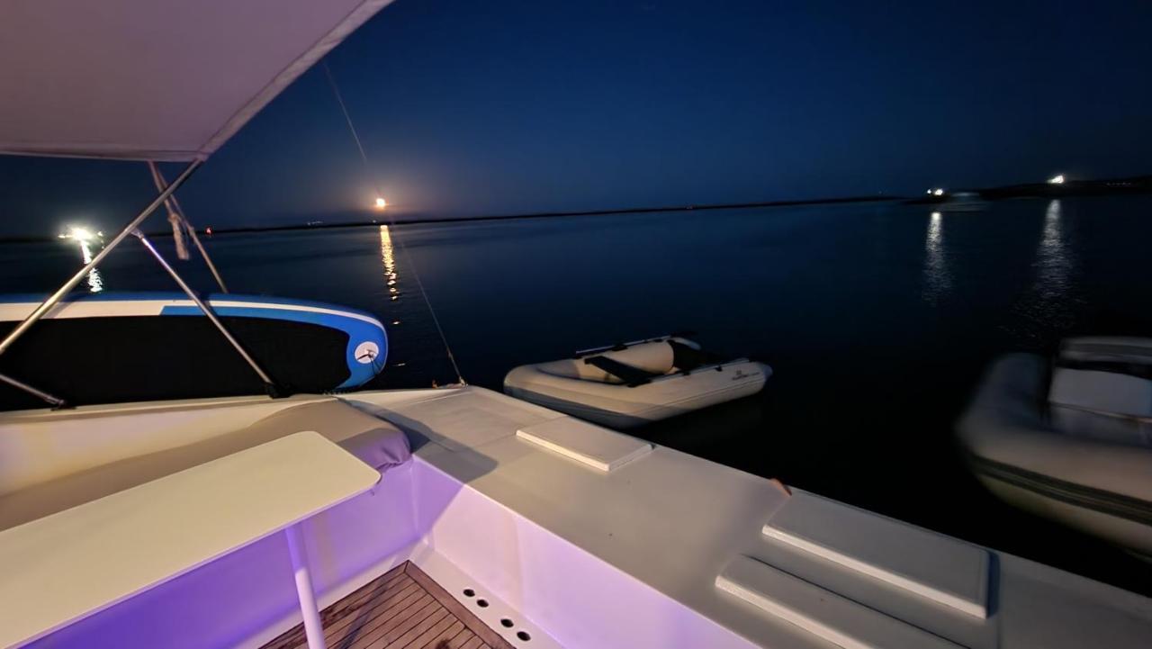 فندق Barco Casa Catamara Sleepandboat فارو المظهر الخارجي الصورة